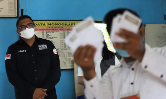 Anggota Bawaslu Fritz Edward Siregar mengawasi jalannya pemungutas suara ulang (PSU) Pilbup Sabu Raijua, Rabu (7/7/2021)/foto: Publikasi dan Pemberitaan Bawaslu