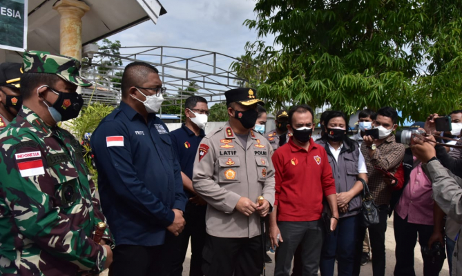 Anggota Bawaslu Fritz Edward Siregar (kiri) bersama Kapolda NTT Irjen Lotharia Latif berbincang membahas keamanan PSU Pilbup Sabu Raijua, Rabu (7/7/2021)/foto: Publikasi dan Pemberitaan Bawaslu RI