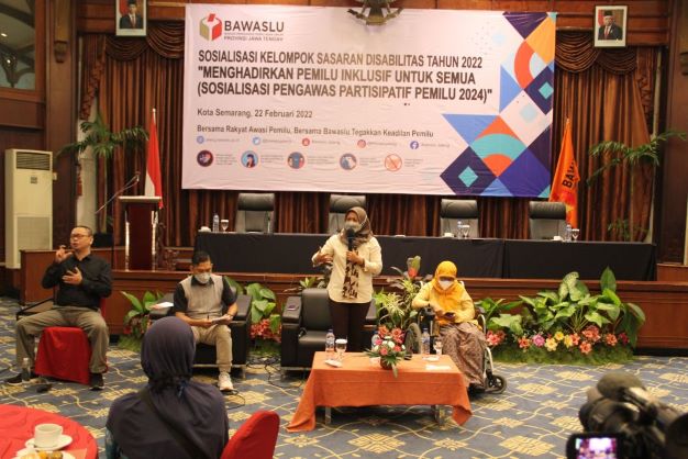 Anik Sholih memberikan edukasi bahwa Bawaslu tak dapat berjalan sendiri butuh kerjasama dengan kelompok disabilitas dalam mengawal Pemilu