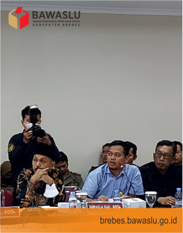 Doc Foto : Ketua Bawaslu Brebes Wakro, S.IP. Pemaparan Evaluasi dan persiapan pengawasan Pemillu serentak 2024 pada Kunjungan Kerja Spesifik Komisi II DPR RI